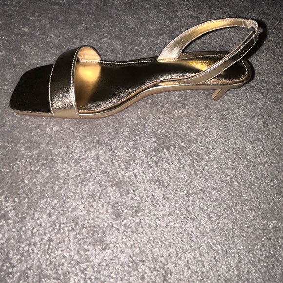 Lilly Pulitzer Shimmering Gold Sandals Brand New in Box Size 8.5 - Picture 10 of 13